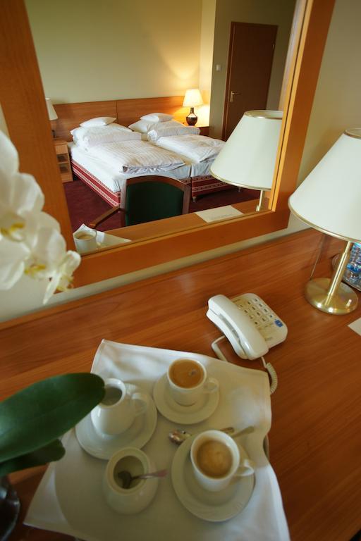 Hotel Grodzki Познань Экстерьер фото